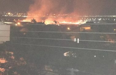 Incêndio de grandes proporções atinge área de preservação ambiental e ameaça povoado em Teresina