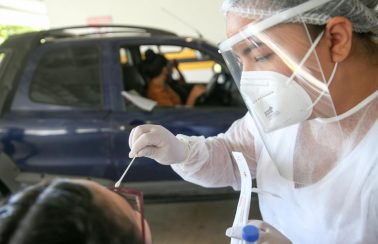 Profissionais testam positivo para Covid e escola privada em Fortaleza suspende aulas presenciais