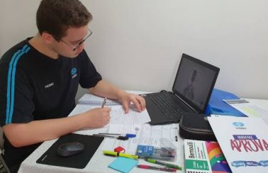 Conselho Nacional de Educação aprova ensino remoto até fim de 2021 e fusão de anos letivos