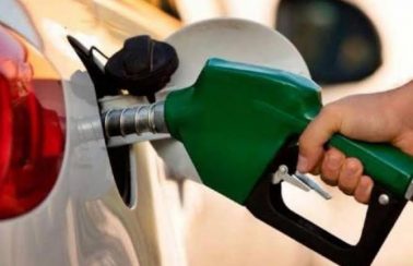 Petrobras reduz preço da gasolina em 4% a partir de sexta