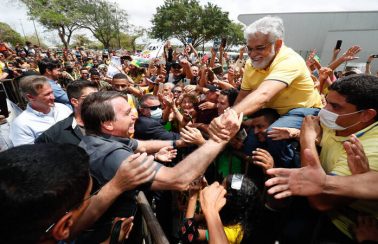 ‘Virei boiola, igual maranhense’, diz Bolsonaro após beber refrigerante rosa, típico do Maranhão