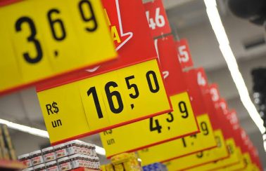 Após sete meses, economistas voltam a estimar inflação acima de 3% em 2020