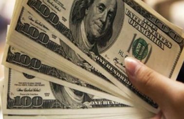 Dólar cai abaixo de R$ 5,60 com perspectiva de vitória de Biden