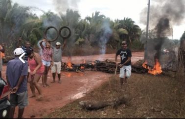 Moradores bloqueiam estrada de terra em protesto na zona rural de Teresina
