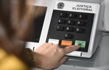 Eleições 2020: seções eleitorais terão adesivos para orientar distanciamento e mesários com escudo facial; uso de máscara é obrigatório