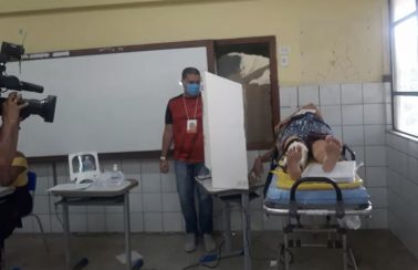 Eleitora de muleta sofre queda em seção eleitoral de Salvador, é atendida pelo Samu e vota carregada em maca