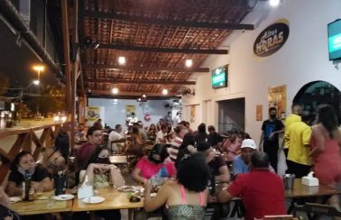 Procon flagra aglomeração e pessoas sem máscara e interdita bares no Recife