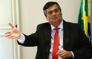 Flávio Dino solicita ao STF que vacinação aconteça independente de autorização da Anvisa