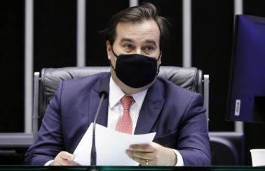 Demora da vacina é maior erro político de Bolsonaro, diz Maia