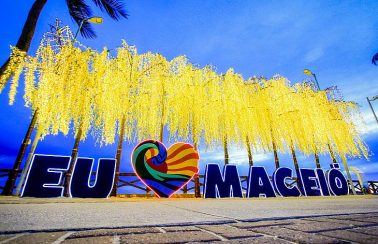 Após orientação do MPE, Prefeitura de Maceió remove decoração natalina para evitar aglomerações na orla
