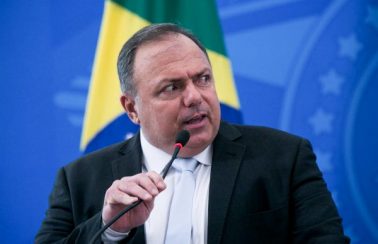 Ainda sem contrato, Pazuello diz que Brasil pode ter 24,7 milhões de doses em janeiro