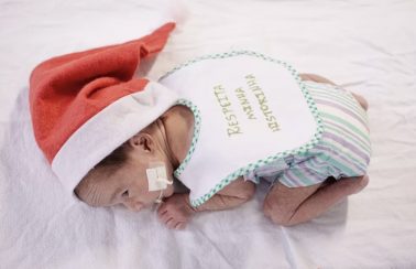 Bebês prematuros internados em UTI em hospital de Fortaleza fazem sessão de fotos natalinas
