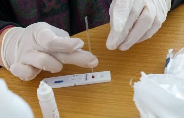 Número de pessoas com sintomas da Covid-19 em PE mais do que dobra entre outubro e novembro, diz IBGE