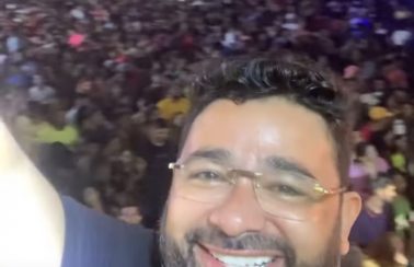 Médico, novo prefeito de cidade nordestina faz festa para milhares de pessoas em sua posse; veja vídeos