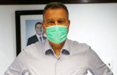 “Não pode haver competição por vacina entre rede pública e privada“, pondera Rui Costa
