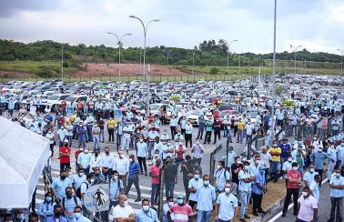 Trabalhadores da Ford protestam contra fechamento de fábrica na Bahia