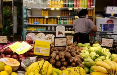 Alimentos disparam na pandemia, e inflação fecha 2020 com maior alta em 4 anos