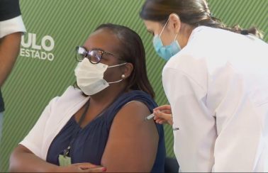 Primeira pessoa é vacinada contra Covid-19 no Brasil