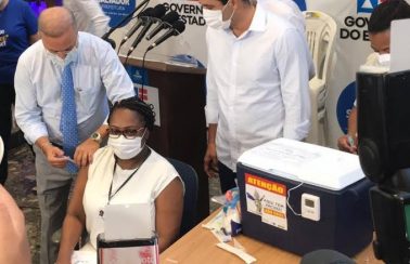 Enfermeira é a primeira pessoa a receber a vacina contra a Covid-19 na Bahia: ‘Me sinto honrada’
