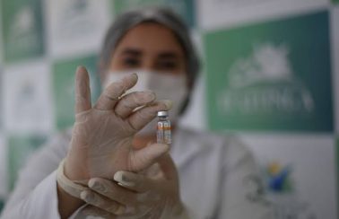 Pelo menos 26% das doses distribuídas da vacina contra Covid-19 no Ceará já foram aplicadas, diz Sesa