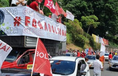 Manifestantes realizam carreata a favor da vacina e por impeachment de Bolsonaro em Salvador; veja vídeo