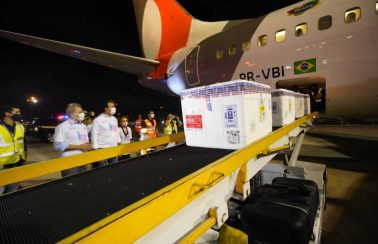 Ceará recebe mais de 72 mil doses da vacina Oxford/AstraZeneca para imunização contra Covid-19