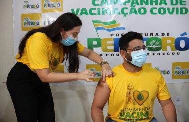 Prefeito que promoveu aglomeração em posse e prometeu grande festa no carnaval é segundo a ser vacinado em cidade do Maranhão
