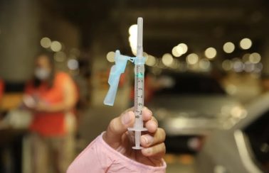 Idosos de bairros com maior incidência e mortalidade por Covid-19 vão ser priorizados na vacinação em domicílio em Fortaleza, diz secretária