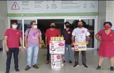 Manifestantes recepcionam Bolsonaro com chicletes e leite condensado em Aracaju; veja vídeo