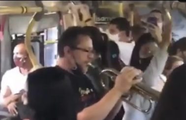 Apresentação cultural em ônibus tem aglomeração e falta de distanciamento, em Campina Grande