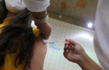 Cinco cidades cearenses já vacinaram 100% dos integrantes da primeira fase do grupo prioritário