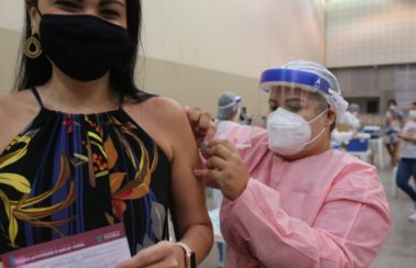Doses disponíveis em Fortaleza devem imunizar 50% dos profissionais de saúde e 30% dos idosos acima de 75 anos