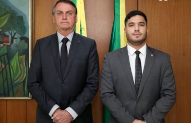 Deputado bolsonarista tenta furar bloqueio de trânsito, desacata agentes e tem carro apreendido no Ceará