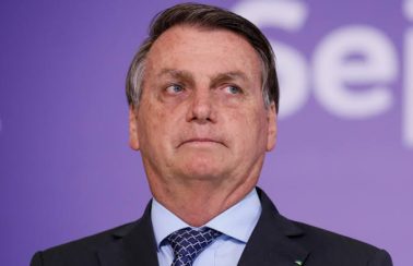 Bolsonaro se reúne com ministros e o presidente da Petrobras para discutir preço de combustíveis