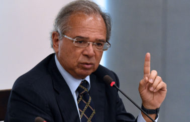 Guedes diz que auxílio emergencial pode voltar para metade dos beneficiários