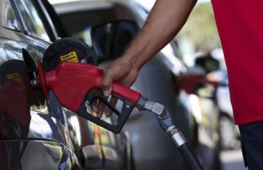 Petrobras aumenta preço da gasolina em cerca de 8% nas refinarias