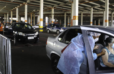 Idosos sem veículo próprio podem solicitar transporte para os drives de vacinação por meio do número 156 em Fortaleza