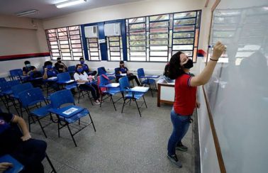 Trabalhadores da educação serão inclusos na 2ª fase da vacinação contra Covid-19 no Piauí