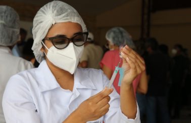 Fortaleza ultrapassa marca de 100 mil pessoas vacinadas, mas estoque está próximo do fim