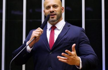 Deputado que fez apologia ao AI-5 e defendeu destituição de ministros do STF passa a noite detido na PF