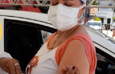 Mulher recebe doses de vacinas diferentes contra Covid-19 em Natal; secretaria reconhece erro