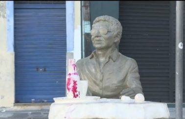 Estátua de Reginaldo Rossi é pichada menos de 20 dias depois de ser inaugurada no Recife