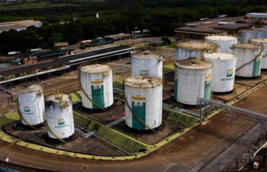 Ações da Petrobras caem 20% e empresa perde quase R$ 70 bi em valor de mercado após interferência de Bolsonaro