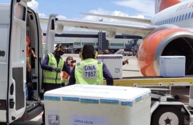 Avião com quase 130 mil doses da vacina de Oxford chega à Bahia