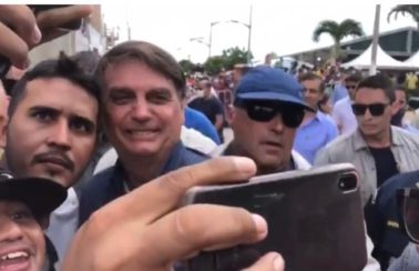 Um dia após Brasil bater recorde de mortes por Covid, Bolsonaro promove aglomeração no Ceará