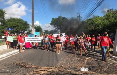 Manifestantes fecham avenida para cobrar vacinas, moradia e auxílio emergencial em Aracaju