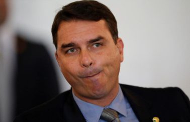 Flávio Bolsonaro compra mansão de quase R$ 6 milhões em Brasília