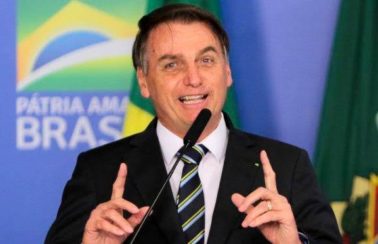 Bolsonaro veta prazo de 5 dias para Anvisa aprovar uso emergencial