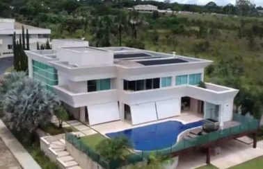 Veja imagens da mansão comprada por Flávio Bolsonaro financiada pelo Banco de Brasília