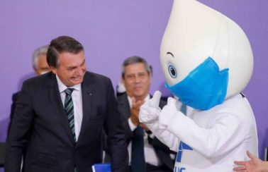 Bolsonaro diz que ‘tem idiota’ que pede compra de vacina